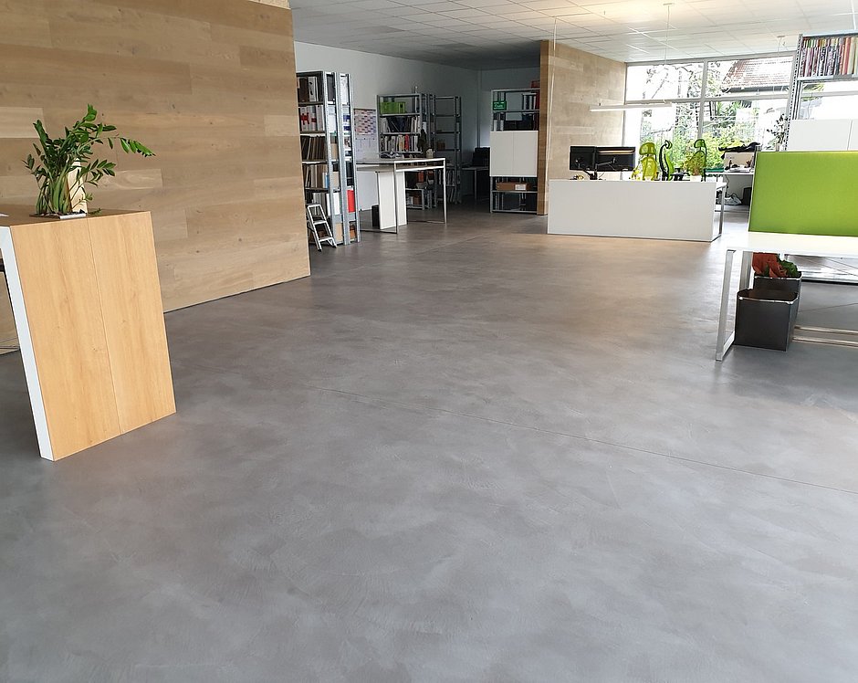 moderne Bürofläche mit grauem Boden 